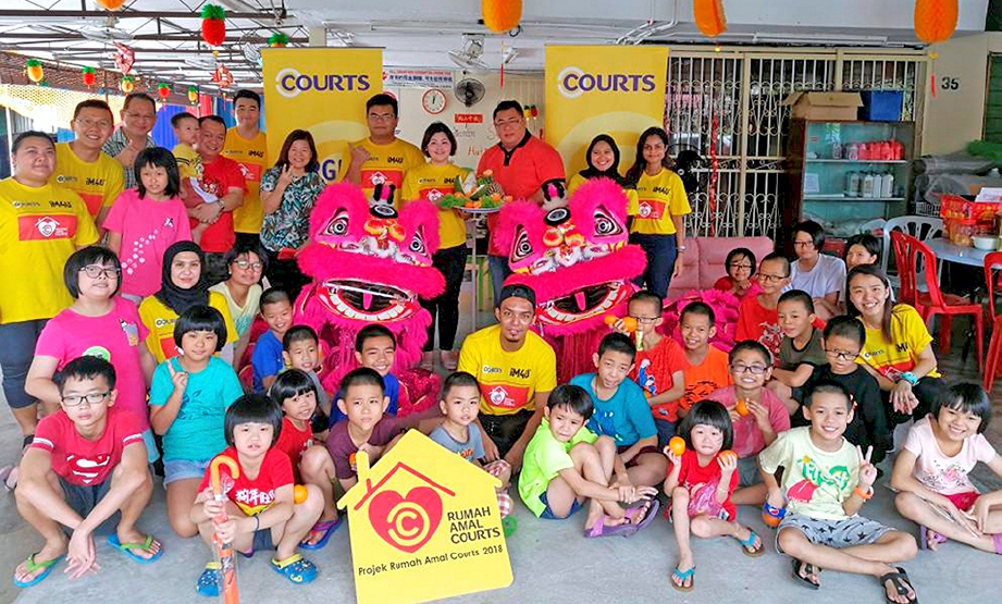 SUKARELAWAN Rumah Amal Courts bersama penghuni Pertubuhan Rumah Anak Yatim Berkat Kasih, Klang.