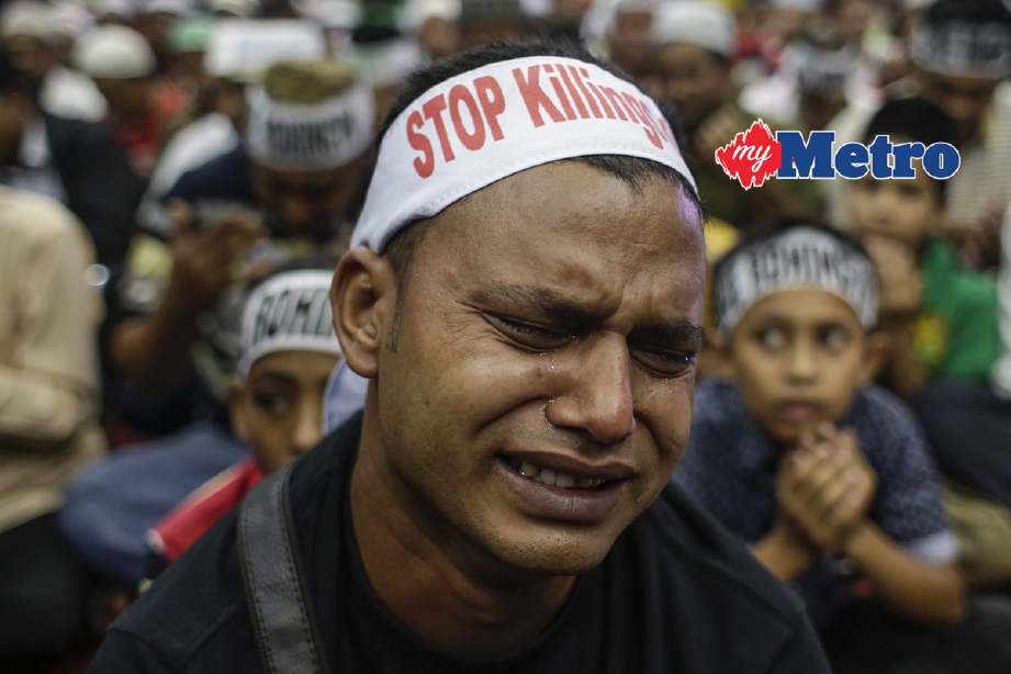 Seorang etnik Rohingya menangis ketika Himpunan Solidariti Ummah Untuk Rohingya di Kuala Lumpur, Sabtu lalu, membantah kekejaman terhadap etnik itu di Rakhine, Myanmar. - Foto  EPA