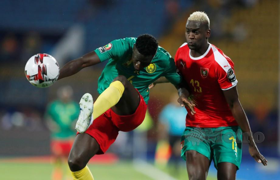 BANANA (kiri) bersaing dengan pemain Guinea-Bissau, Frederic Mendy pada Piala Negara Afrika. — FOTO Reuters