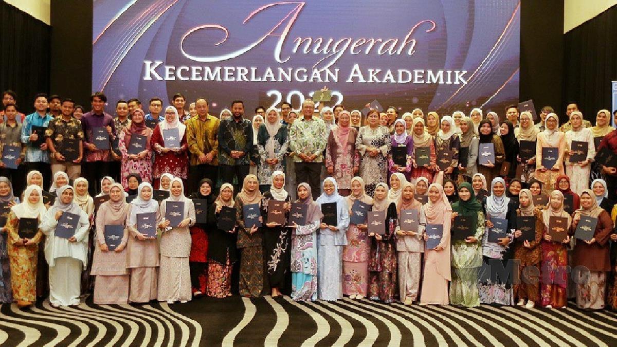 PHILIP bersama 101 penerima anugerah (graduan IPT) pada Majlis Anugerah Kecemerlangan Akademik YBR. FOTO Saifullizan Tamadi