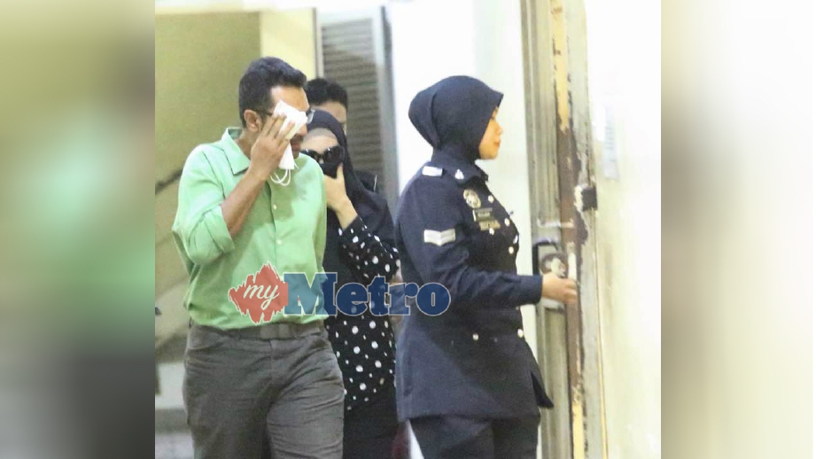  Helmy dan isterinya, Shanizarina didakwa di Mahkamah Sesyen Petaling Jaya, hari ini. FOTO Muhd Zaaba Zakeria. 