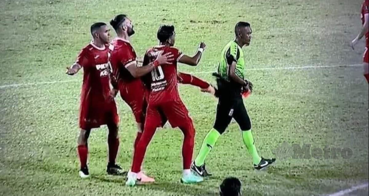 YAZAN (dua dari kiri) menendang pengadil selepas perlawanan antara Selangor FC dan TFC di Stadium MBPJ, Ahad lalu.