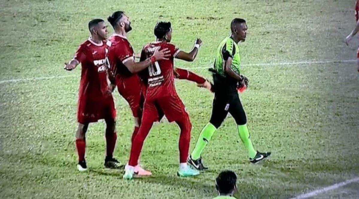 YAZAN bertindak di luar dugaan ketika Selangor FC menentang TFC semalam.