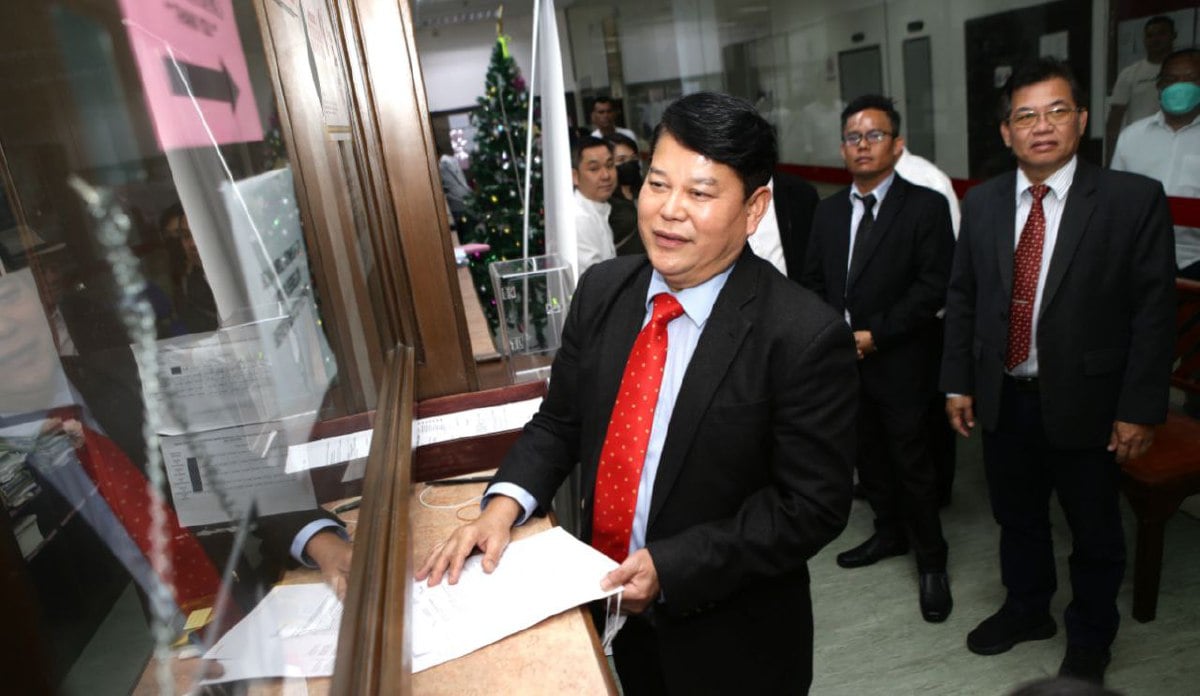 DR Johnical Rayong Ngipa, memfailkan petisyen di Mahkamah Tinggi Kuching. FOTO Nadim Bokhari.