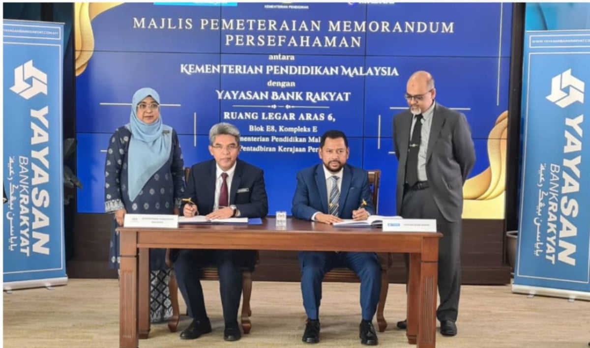 (DARI kiri ) Rosnarizah, Pkharuddin, Syaiful Rizal dan Mohd Irwan ketika majlis menandatangani MoU antara KPM dan Yayasan Bank Rakyat. 