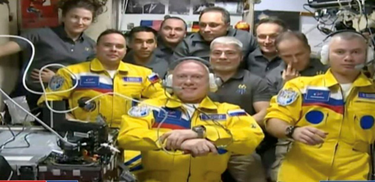 ANGKASAWAN Rusia memakai pakaian seragam berwarna kuning ketika tiba di ISS. FOTO Agensi