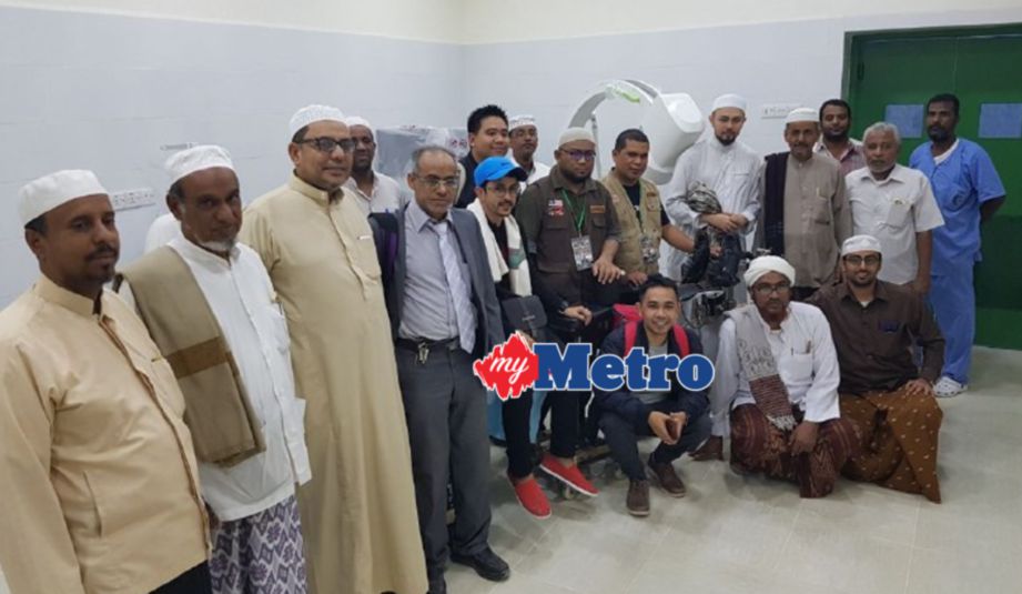 DR Mohammad Haddad (tiga dari kiri, berkaca mata & berjubah) bersama petugas Muslim Care ke Hospital Besar Tarim. FOTO Muhammad Saufi Hassan