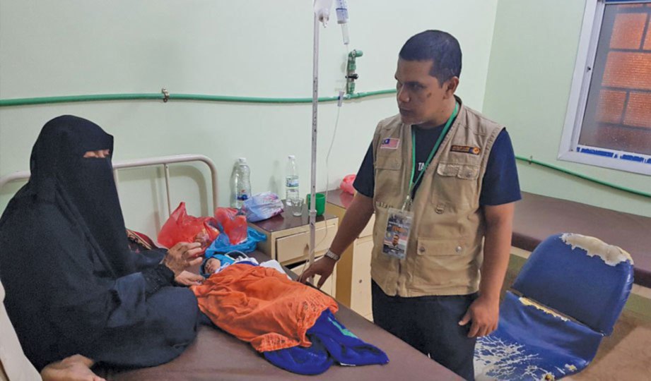 PRESIDEN Muslim Care Malaysia Zulkifli Wahijan melawat pesakit.