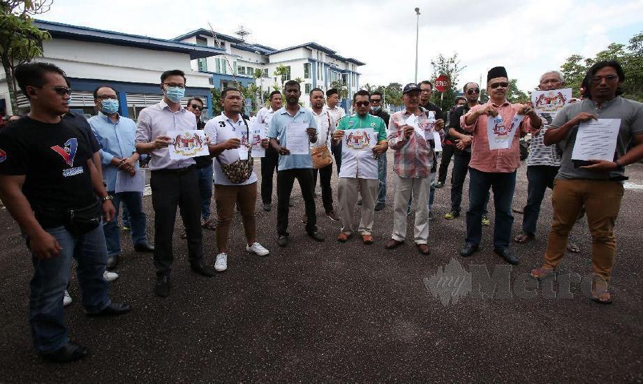 MOHD Khairul menunjukkan kertas menolak permohonan maaf selepas membuat laporan polis berhubung Logo Mirip Jata Negara yang diubahsuai pada sesi sidang media di perkarangan IPD Seri Alam, Pasir Gudang. FOTO MOHD AZREN JAMALUDIN
