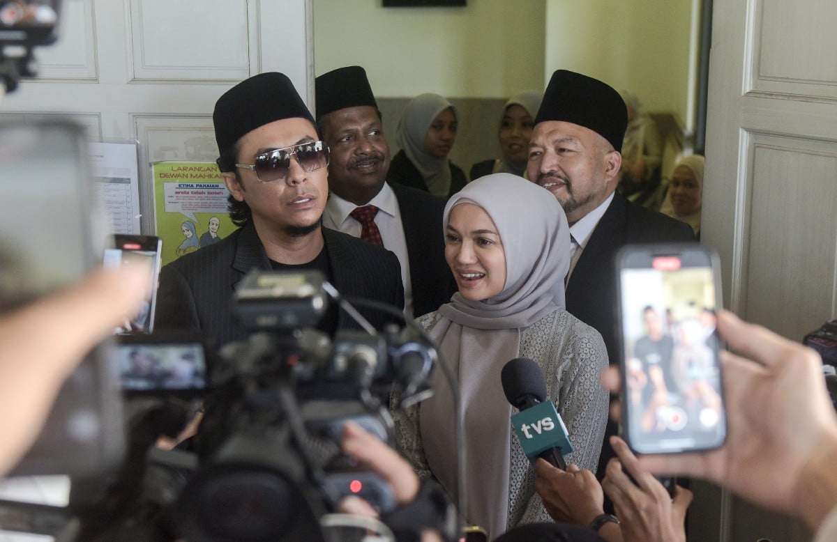 Syamsul Yusof dan Puteri Sarah sah bercerai talak satu di Mahkamah Rendah Syariah Wilayah Persekutuan hari ini. FOTO BERNAMA