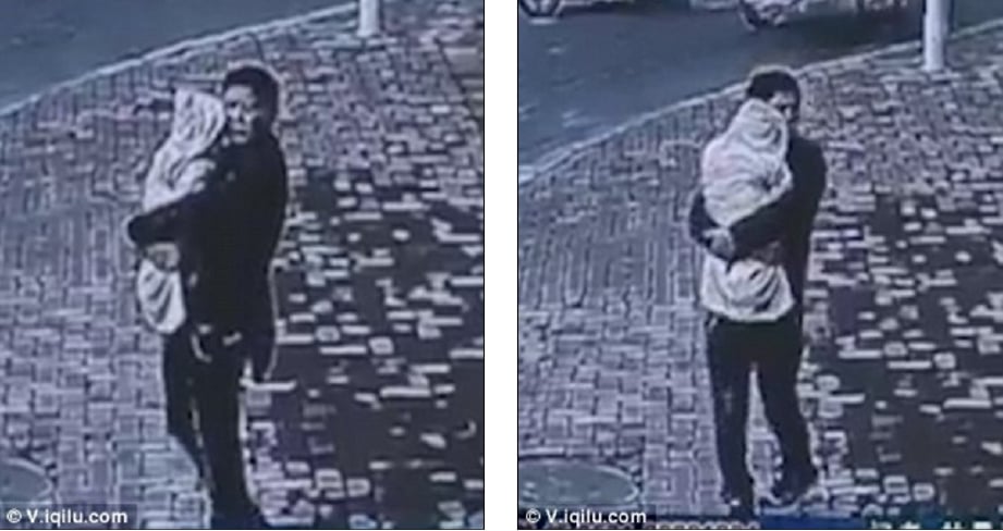 Rakaman CCTV menunjukkan Zhang sedang menunggu pembeli anaknya sebelum ditahan.