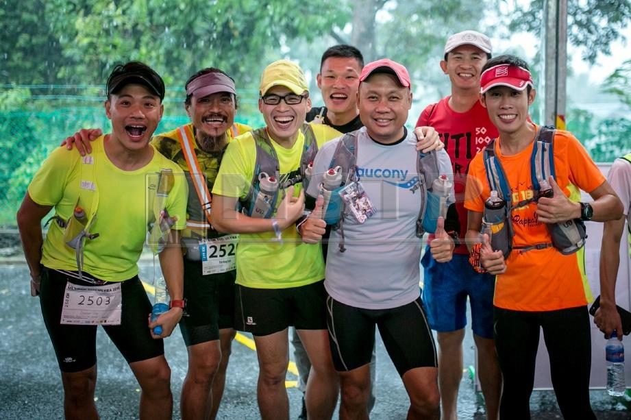 YIM (dua dari kiri) bergambar kenangan dengan peserta yang menyertai kejohanan ultra maraton bersamanya.
