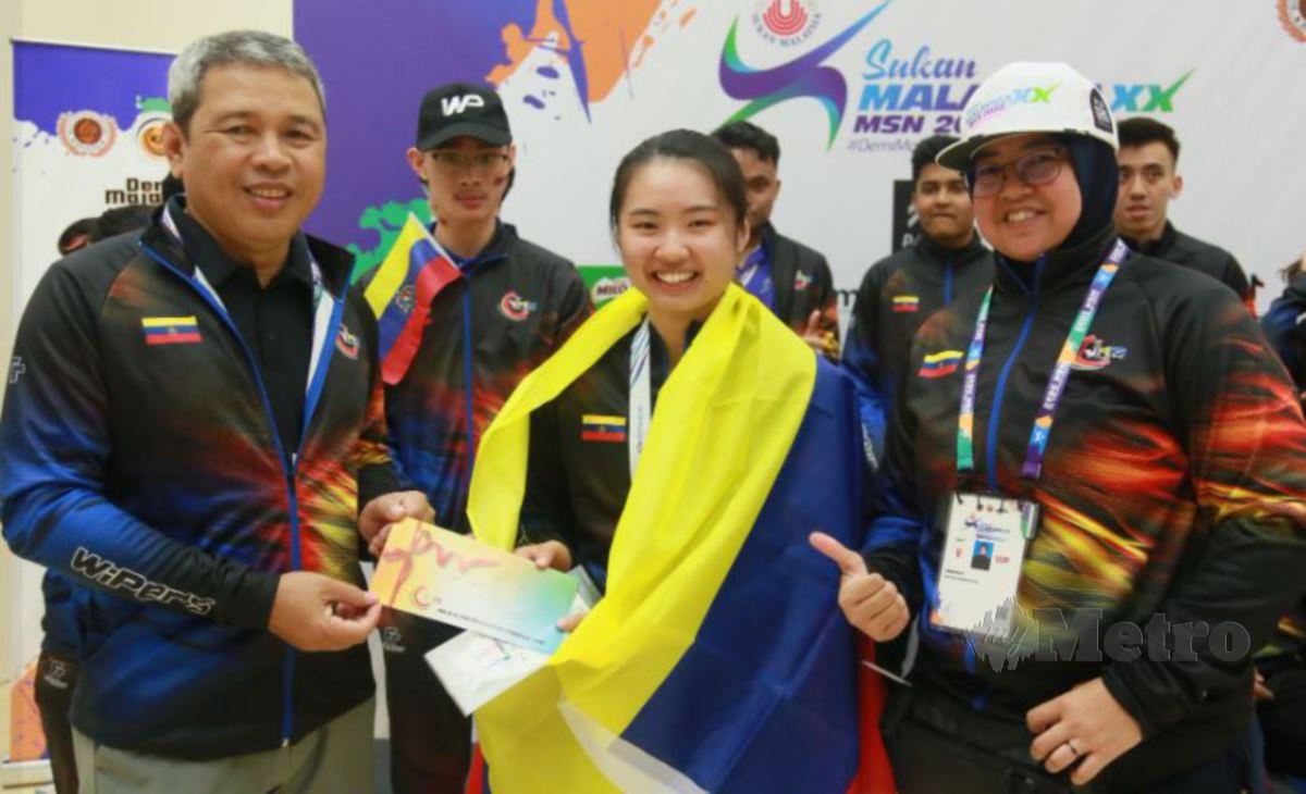 CHAN Yiwei (tengah) merampas emas skuasy perseorangan wanita daripada Kedah, hari ini. FOTO FC MAJLIS SUKAN WILAYAH PERSEKUTUAN