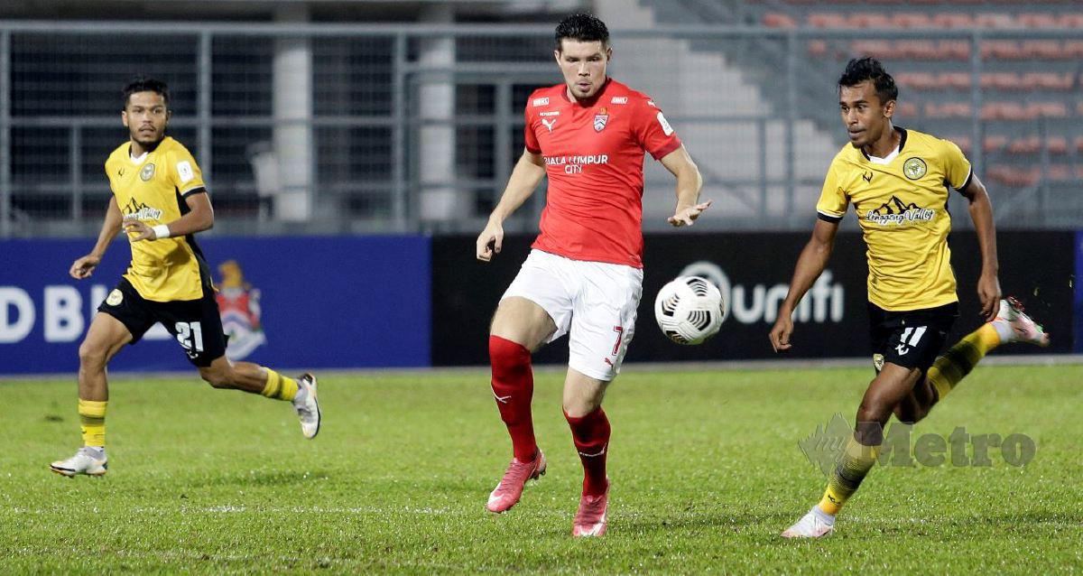 DUA pemain Perak mengekang kemaraan pemain Kuala Lumpur pada aksi Liga Super, bulan lalu.