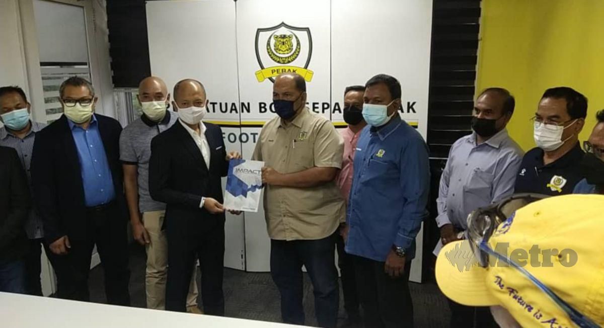 MUHAMMAD  Yadzan  (dua kanan) menyerahkan pemilikan Perak FC kepada Khairul Mahmood di Pejabat PAFA, Ipoh petang tadi.  