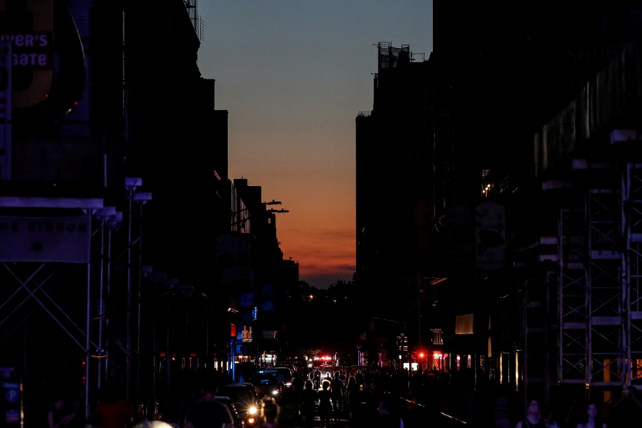 KAWASAN  Times Square terputus bekalan elektrik. FOTO Reuters.