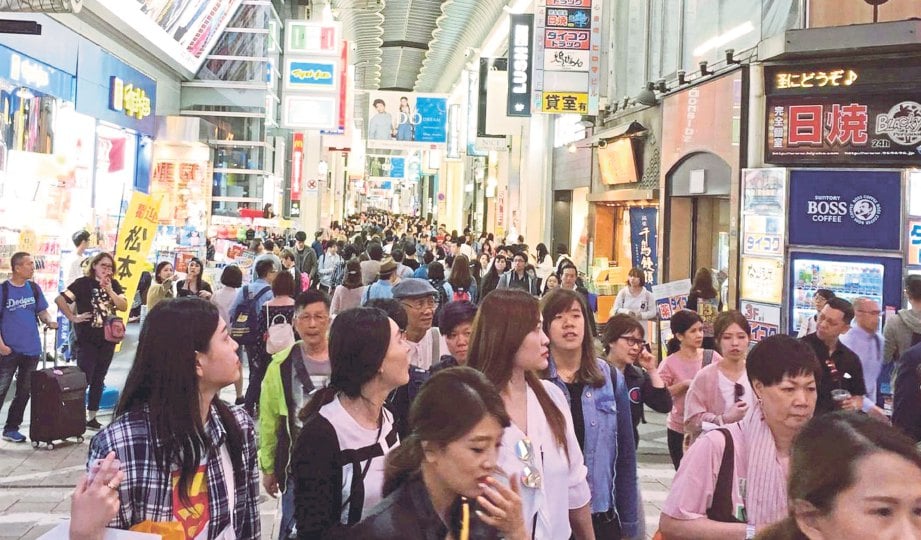DOTONBORI di Osaka jadi tumpuan pelancong membeli cenderamata untuk keluarga dan kenalan rapat. 