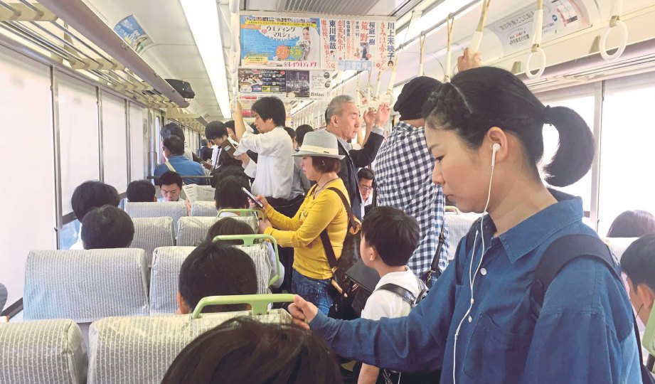  KEADAAN ketika menaiki kereta api selepas mengunjungi daerah Kansai, Jepun membabitkan bandar Osaka, Kyoto, Kobe dan Nara.