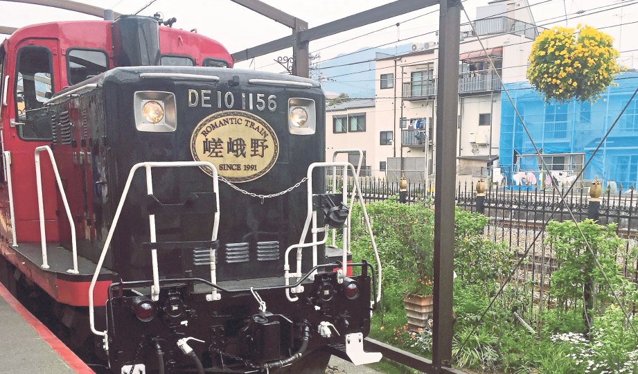 SAGANO Romantic Train iaitu kereta api berkonsepkan tradisional yang beroperasi selama 26 tahun mudahkan pelancong mengenali Arashiyama Bamboo, Kyoto.