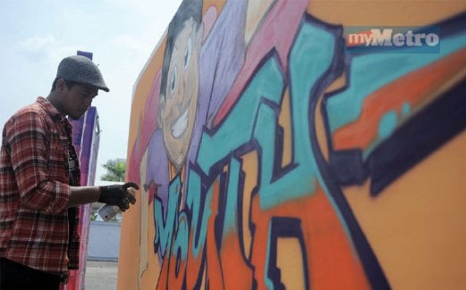 PESERTA Youthzibition dengan karya grafitinya.