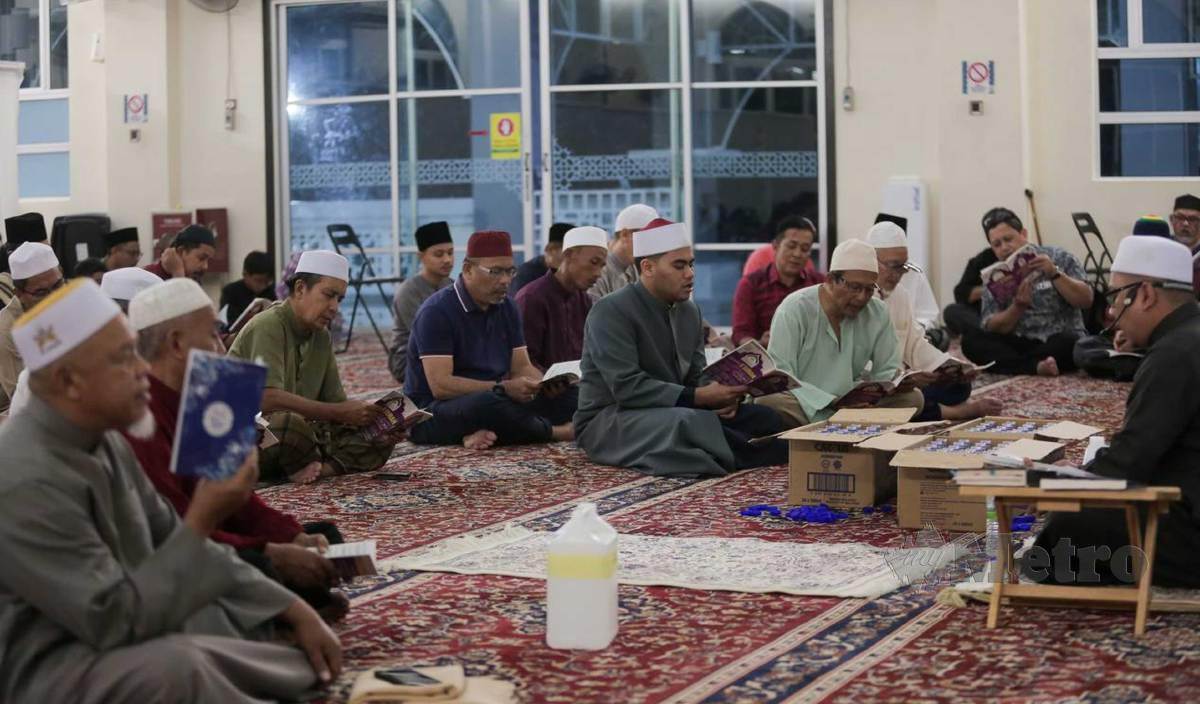 ANTARA ahli Persatuan Wartawan dan Penulis Hiburan Malaysia (WHAM) bersama jemaah masjid membaca yassin untuk rakan-rakan wartawan yang sudah pergi di Masjid Ukay Perdana, Ampang. FOTO Hazreen Mohamad