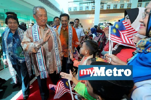 MUHYIDDIN membalas lambaian selamat datang ketika hadir pada Majlis Pelancaran Anugerah Perdana Rukun Tetangga di Kota Kinabalu. FOTO Malai Rosmah Tuah 