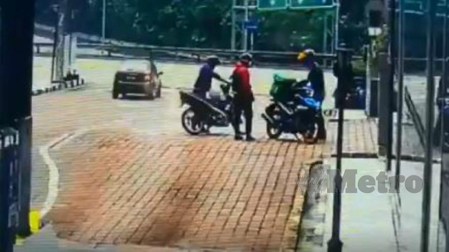 Rakaman kamera litar tertutup (CCTV) menunjukkan mangsa (kanan) didatangi dua suspek yang bermotosikal di Phileo Damansara, Kuala Lumpur hari ini. Foto Ihsan Pembaca