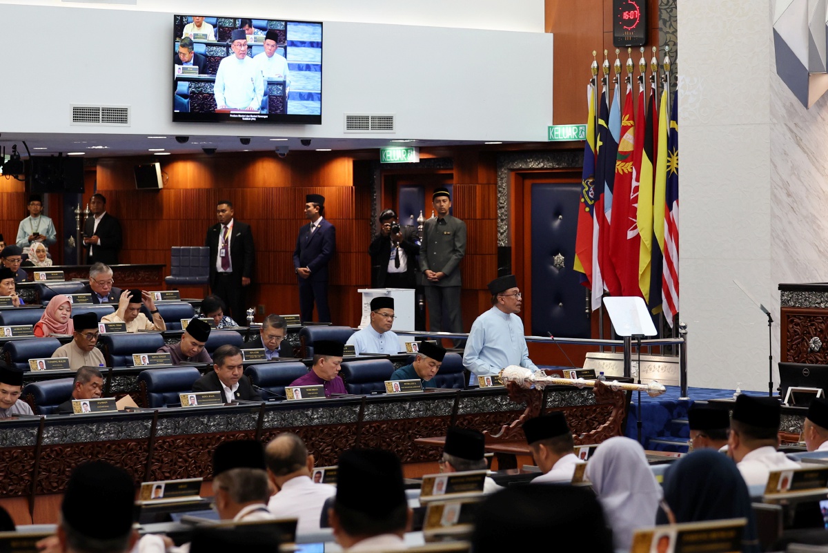 ANWAR ketika membentangkan Belanjawan 2023 Malaysia Madani pada 24 Februari lalu. FOTO Bernama.