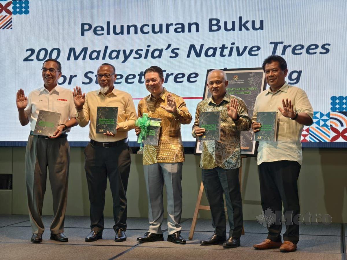 Nga Kor Ming ketika meluncurkan buku '200 Malaysia's Native Trees For Street Planting' di majlis berkenaan. FOTO RUWAIDA MD ZAIN 