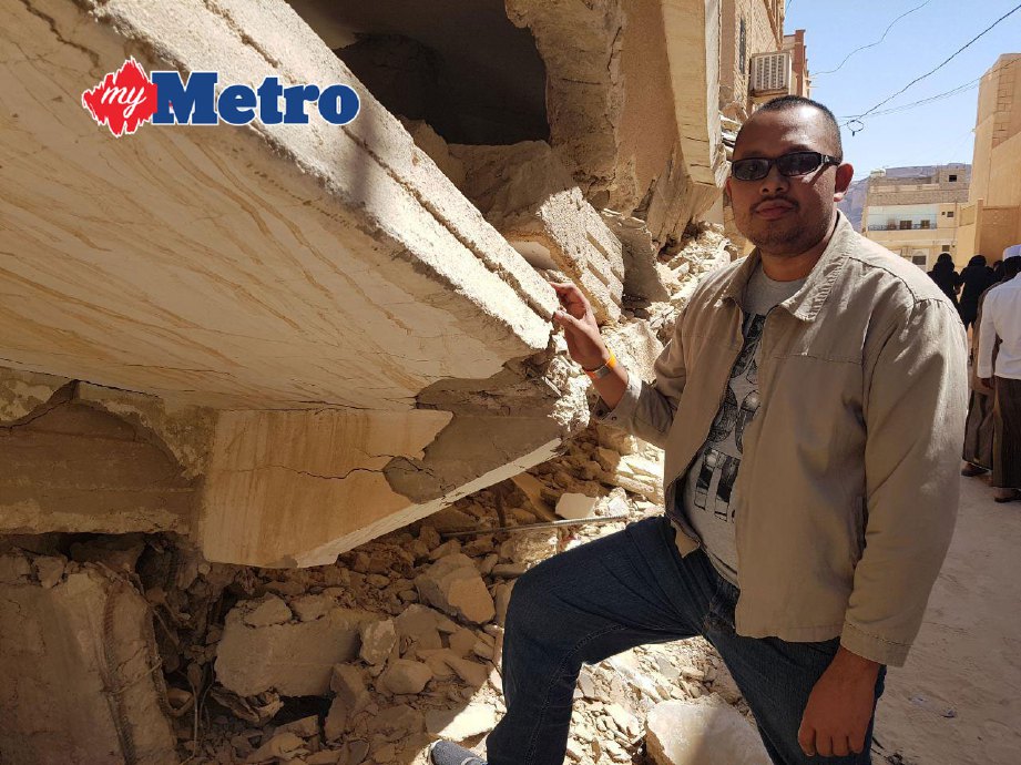 Penulis di sisi runtuhan bangunan akibat dibom di Shibam tempat di mana kawasan tumpuan Al-Qaeda dan dipercayai kumpulan militan berkenaan sudah dihapuskan.