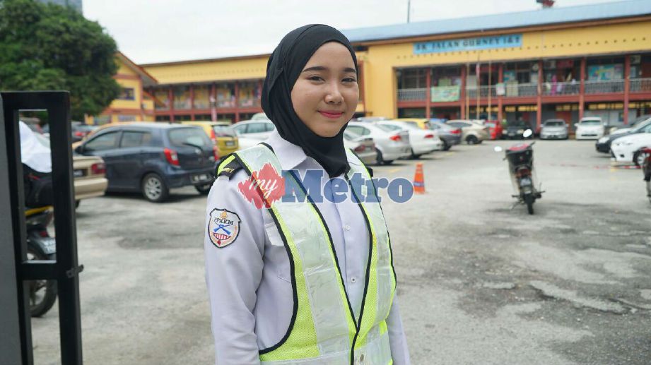 Yuni lengkap berpakaian seragam pengawal keselamatan ketika bertugas di sekolah kebangsaan di Kampung Datuk Keramat. FOTO Khairus Ramli