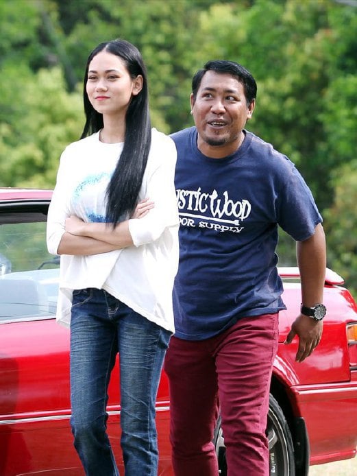 KETIKA penggambaran filem Dukun Doktor Dani bersama pelakon, Raysha Rizrose di Kampung Nenasi, Pahang.