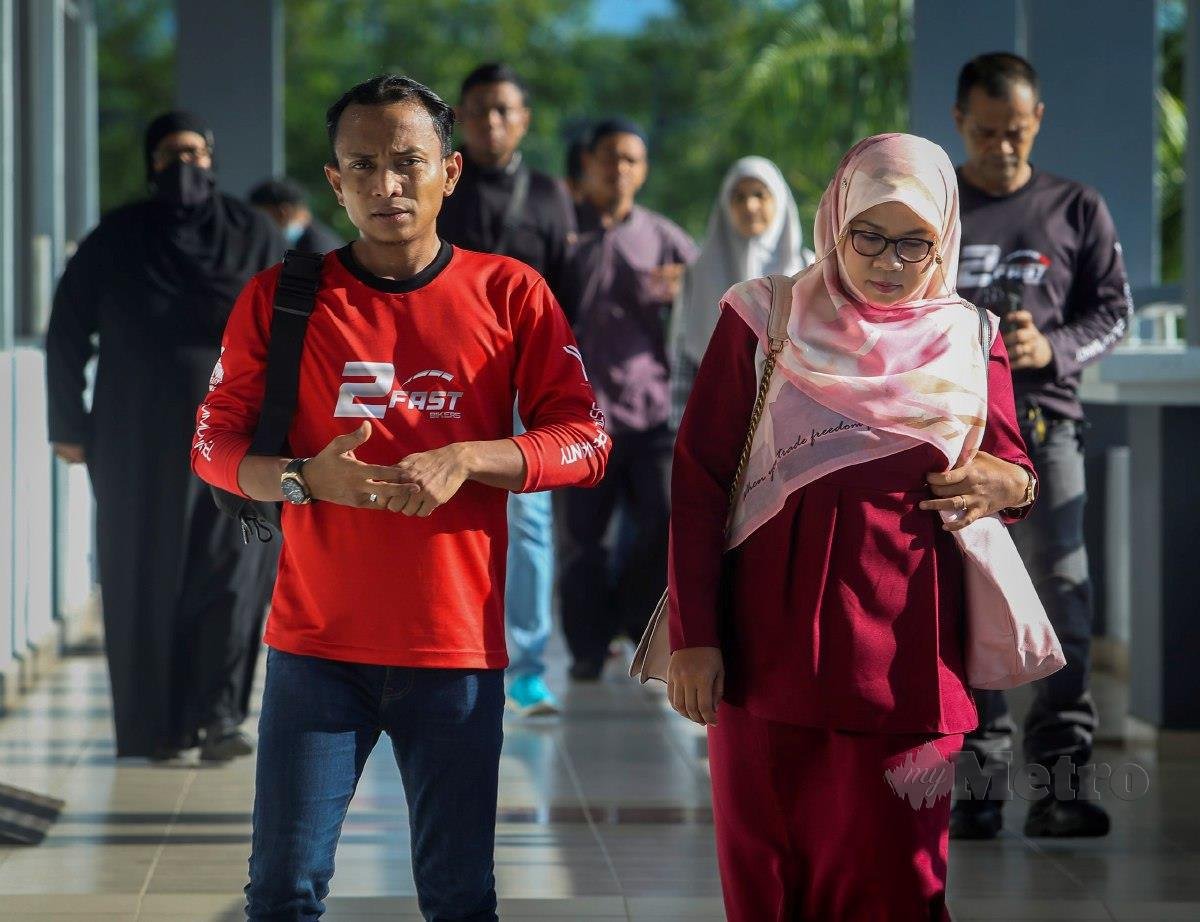 YUSERI bersama isterinya hadir di mahkamah untuk mendengar proses inkues berkaitan kematian bayi perempuan berusia 15 bulan ketika dalam jagaan di sebuah pusat jagaan di Mahkamah Sesyen Seremban. FOTO Azrul Edham