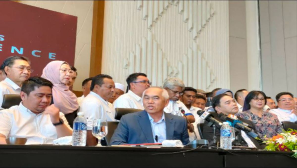 DR Yusof Yacob (tengah) pada sidang media mengumumkan keputusan lima Adun Umno Sabah keluar parti di Kota Kinabalu. FOTO Izwan Abdullah.