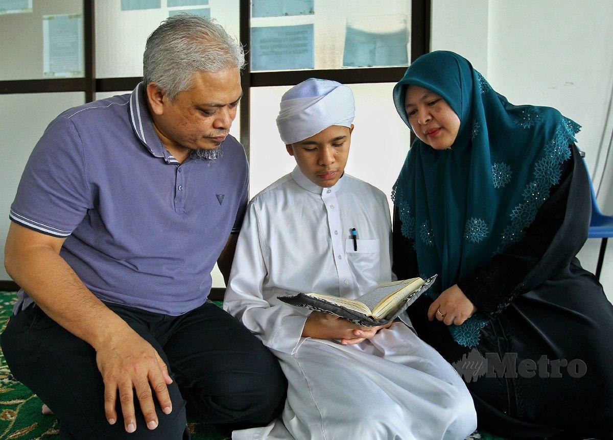 MOHAMAD Kamal dan Fazura berbangga dengan Yusof yang mampu menghafaz 30 juzuk ayat al-Quran dalam tempoh 18 bulan ketika ditemui di MATAZ di Senawang. FOTO Azrul Edham