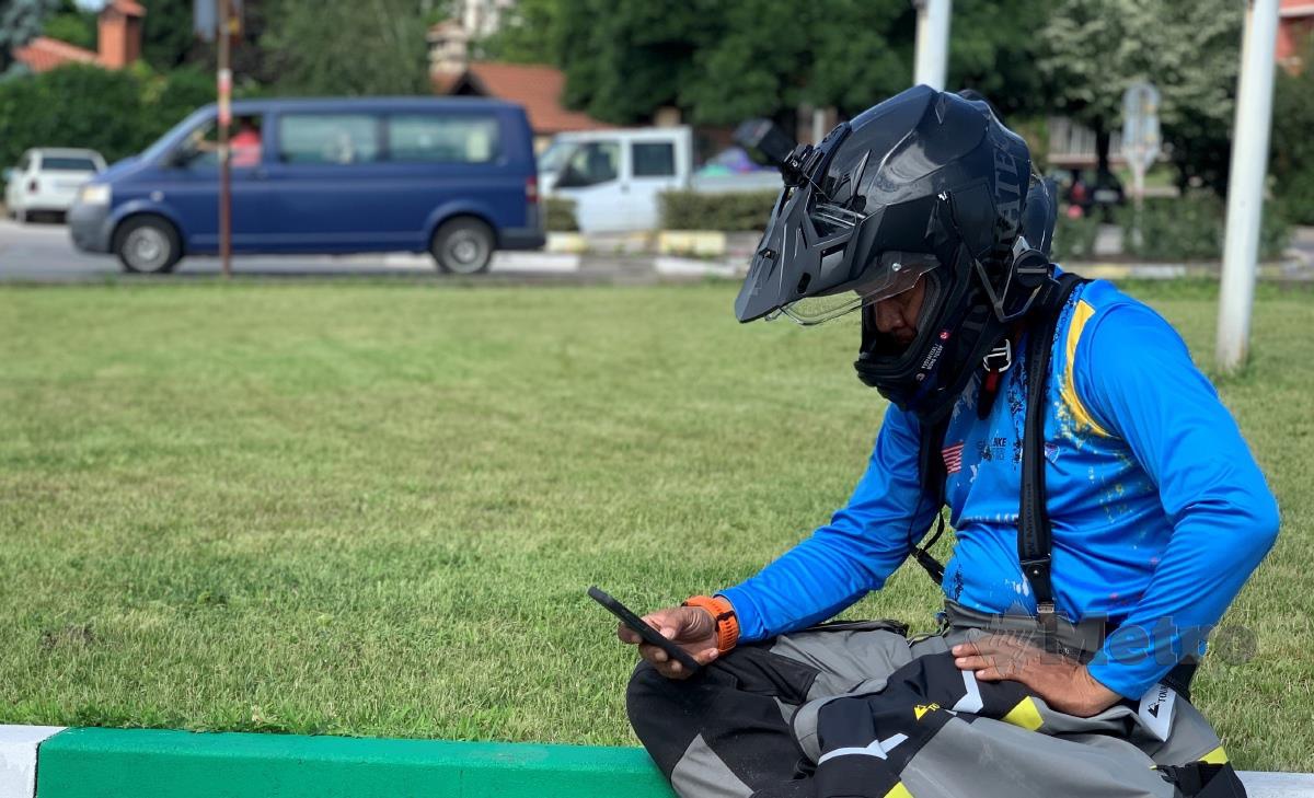 YUSYAFIZAL menghubungi mekanik di Kuala Lumpur untuk mendapat khidmat nasihat berkenaan kerosakan motosikal beliau. FOTO Effendy Rashid 