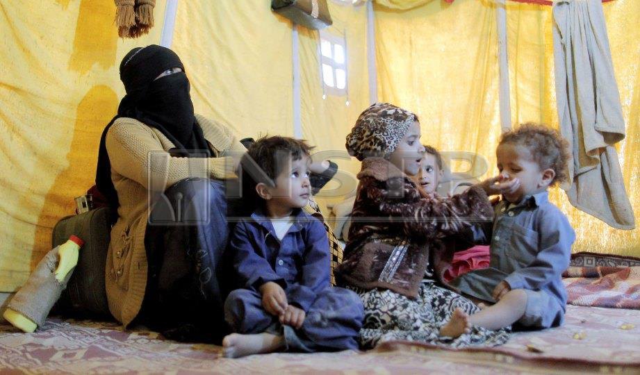 PELARIAN, Imtsar Muhammad, 40, bersama lima  anaknya yang menetap di kem pelarian perang Al-Mill. FOTO Mohd Aizuddin Akmal Saad