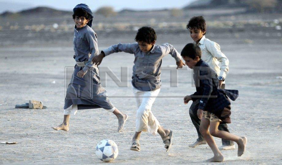SEBAHAGIAN kanak-kanak bermain bola sepak di kem pelarian perang Al-Mill. FOTO Mohd Aizuddin Akmal Saad