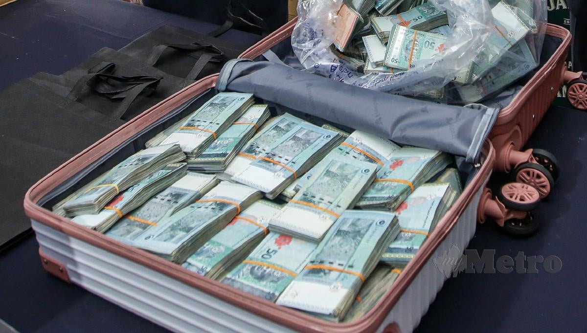 GAMBAR fail bagasi berisi RM500,000 yang ditemukan di letak kereta pusat beli-belah. FOTO Hazreen Mohamad