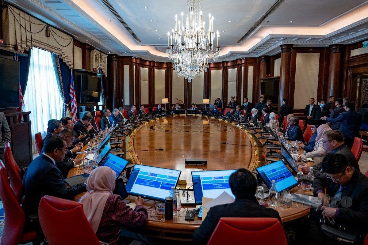 ANWAR mempengerusikan mesyuarat Kabinet yang pertama di Pejabat Perdana Menteri, 5 Disember 2022. FOTO arkib