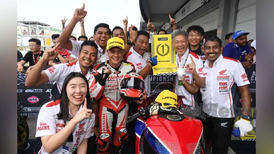 Pasukan Honda Asia Dream Racing meraikan kejayaan Zaqhwan (bertopi kuning). FOTO ARRC 