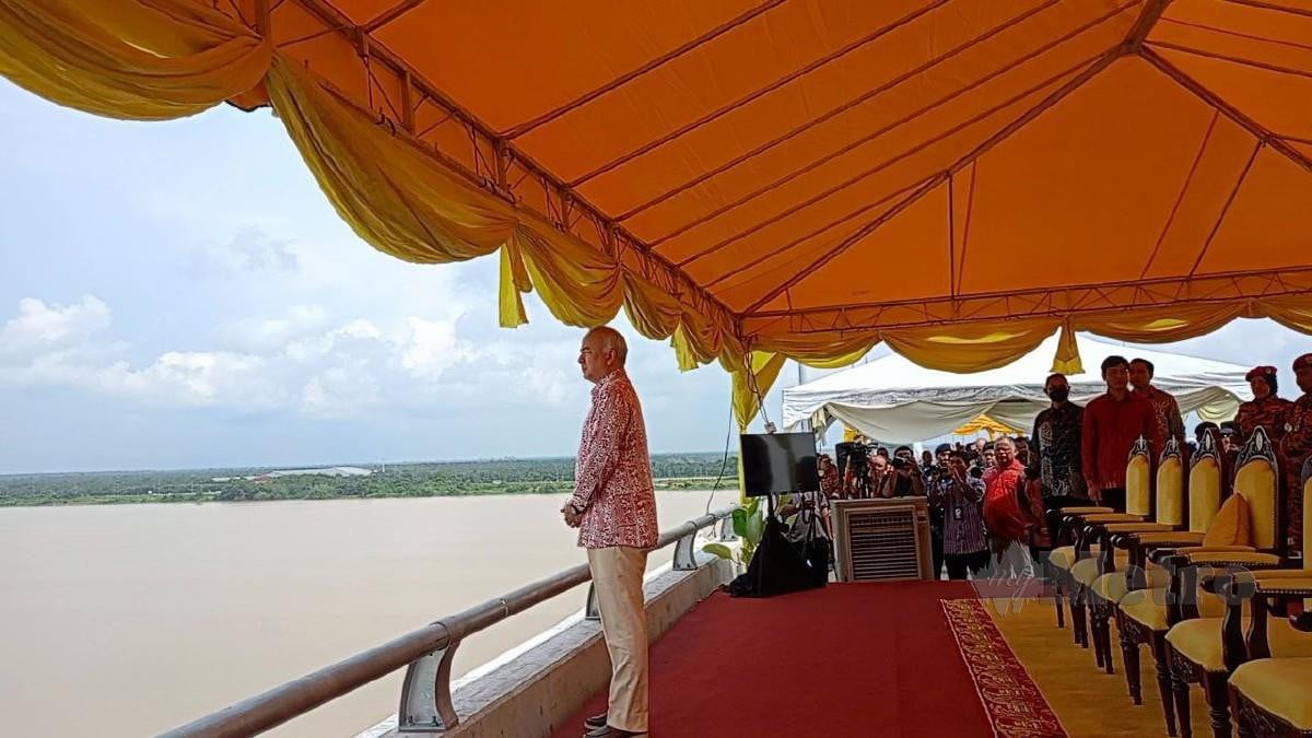 Sultan Nazrin berkenan merasmikan Jambatan Sultan Nazrin Shah di Bagan Datuk, hari ini. FOTO MUHAMAD LOKMAN KHAIRI