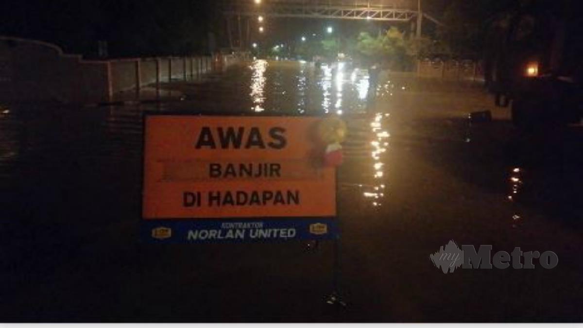 Keadaan banjir di sekitar Bandar Chukai. FOTO Zatul Iffah Zolkiply  