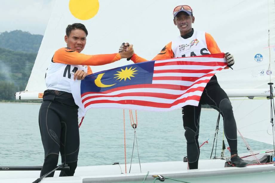 UZAIR (kiri) bersama Naquib memperolehi pingat emas dalam acara sukan pelayaran kategor International​ 420 lelaki dalam saingan Sukan SEA 2017 di Langkawi. 