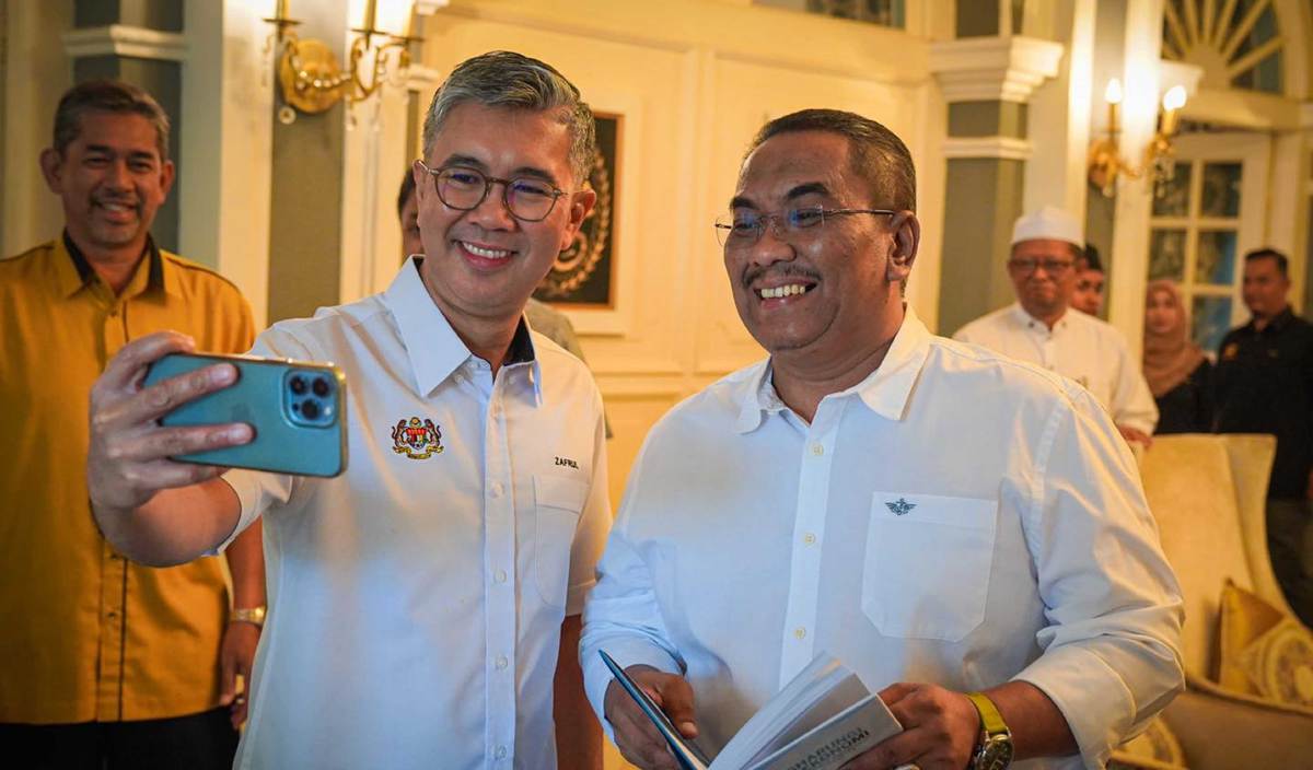 TENGKU Zafrul berswafoto bersama Muhammad Sanusi  ketika mengadakan kunjungan di kediaman rasmi Menteri Besar Kedah di Seri Mentaloon. FOTO Facebook Tengku Zafrul