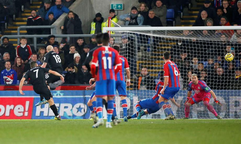 MAUPAY (kiri) membuka tirai jaringan di Selhurst Park. — FOTO Reuters