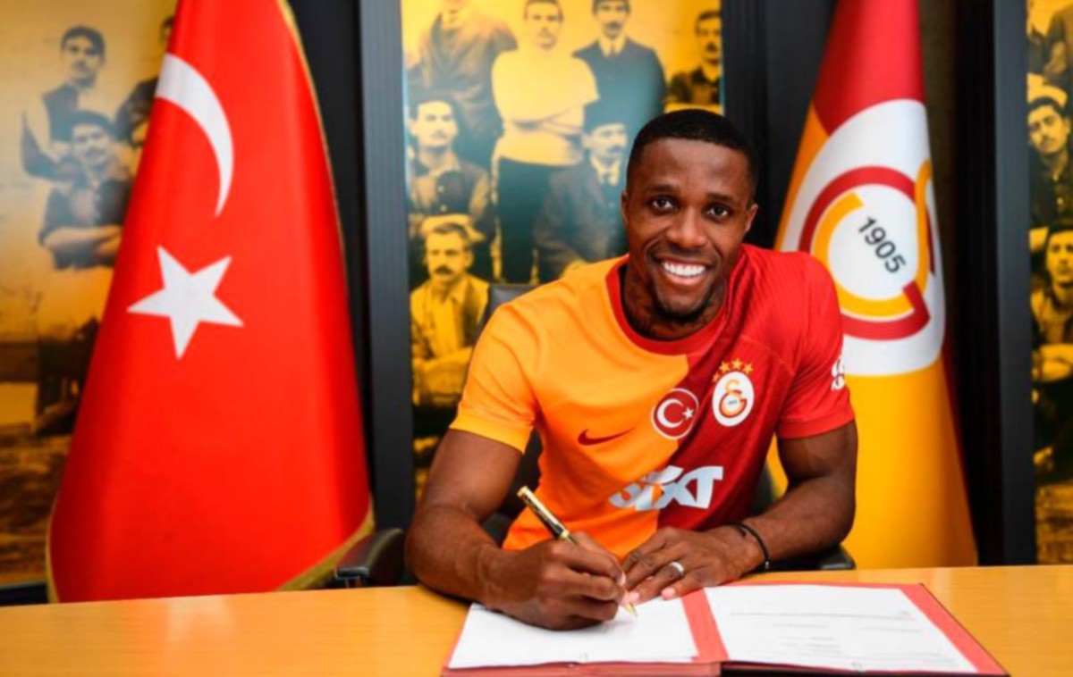 ZAHA menandatangani kontrak selama tiga tahun bersama Galatasaray. FOTO TWITTER GALATASARAY