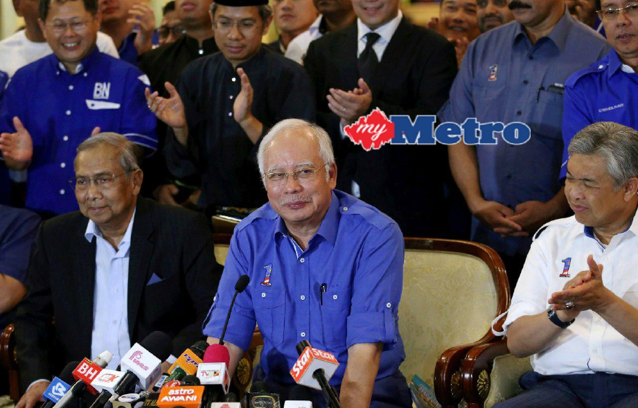 Gambar fail ketika Allahyarham bersama Perdana Menteri, Datuk Seri Najib Razak dan Timbalan Perdana Menteri Datuk Seri Dr Ahmad Zahid Hamidi pada sidang media kemenangan Pilihan Raya Sarawak ke-11 di Bangunan Dewan Undangan Negeri Kuching pada 7 Mei 2016.