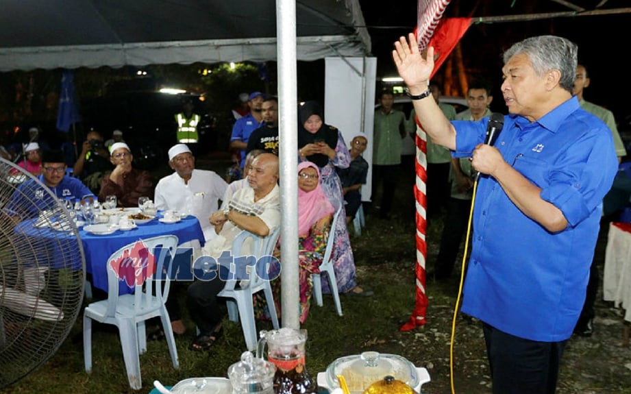 Ahmad Zahid yang juga calon BN Parlimen Bagan Datuk menyampaikan ucapan pada Program Kenduri Sekampung di Kampung Badri, Bagan Datuk. FOTO Aizuddin Saad