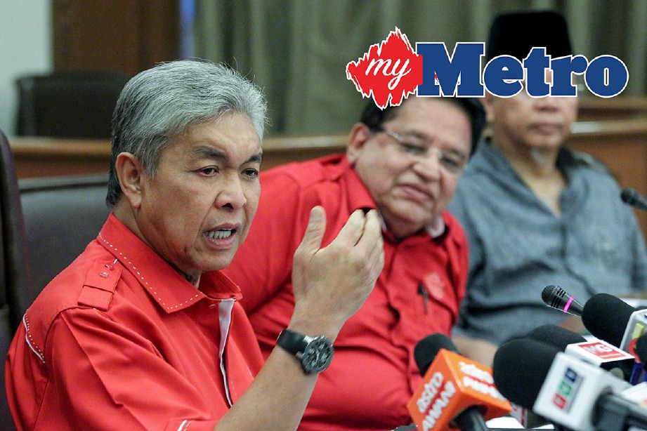 ZAHID (kiri) bercakap ketika sidang media selepas mempengerusikan mesyuarat Ahli Majlis Tertinggi UMNO di Menara Dato Onn. -Foto ASYRAF HAMZAH